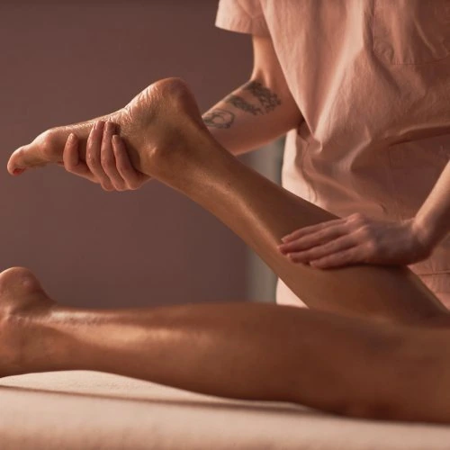 Mobilizzazione delle gambe durante il trattamento shiatsu